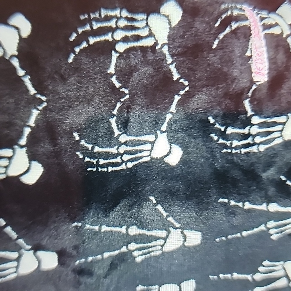 NWT BETSEY JOHNSON SKELTON HEART HANDS THROW THROW/ 2025 RELEASE 💀🖤☠️🖤 - Picture 2 of 8